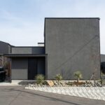 北九州・沖縄の注文住宅｜|シックなダークグレーの美邸。広々テラスと車椅子にも優しいスロープを設けた、デザインと配慮が息づく4LDK。