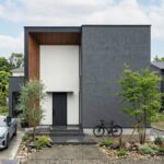北九州・沖縄の注文住宅｜|洗練されたグレーと木目の外観。扉を開ければ、24帖の柱なし大空間LDKが圧倒的な開放感を放つ家